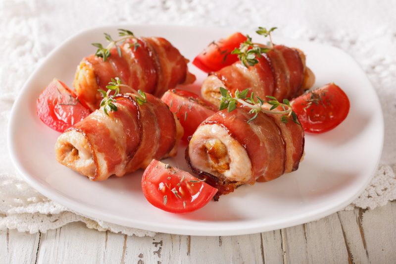 Cheddar sajttal töltött baconba tekert csirkemell választható körettel Lm.Gm.
